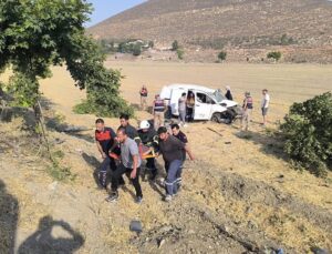 Kırıkhan’da Hafif Ticari Araç Devrildi: 2 Kişi Yaralandı