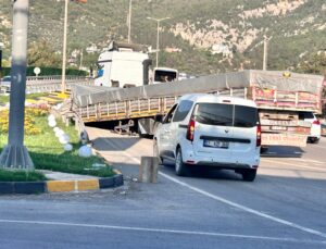 Hatay’da Seyir Halindeki Tırın Dorsesi Virajda Yerinden Çıktı
