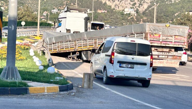 Hatay’da Seyir Halindeki Tırın Dorsesi Virajda Yerinden Çıktı