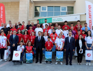 Hatay’da başarılı depremzede sporcular ödüllendirildi