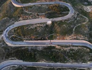 Demirkapı Tüneli’ne Bağlanan Kıvrımlı Yol Drone ile Görüntülendi