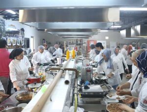 Depremzede Kadınlar Kahramanmaraş’ta Gastronomi Atölyesinde Ulusal ve Uluslararası Yemekleri Öğreniyor