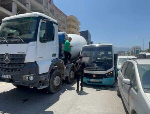 İskenderun’da iki aracın arasında sıkışan motosikletin sürücüsü yaralandı