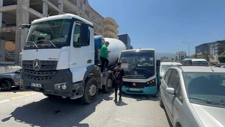 İskenderun’da iki aracın arasında sıkışan motosikletin sürücüsü yaralandı