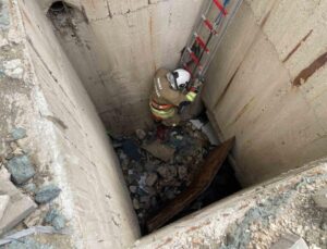 Dörtyol’da Kuyuya Düşen Kedi İtfaiye Ekipleri Tarafından Kurtarıldı