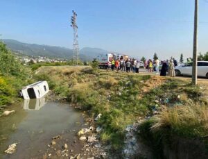 Dörtyol’da Otomobile Çarpan Minibüs Su Kanalına Devrildi: 4 Yaralı