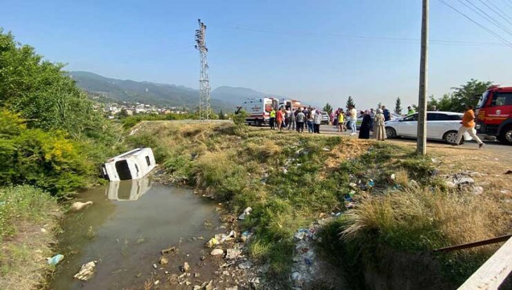 Dörtyol’da Otomobile Çarpan Minibüs Su Kanalına Devrildi: 4 Yaralı
