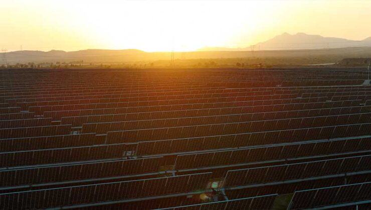 Erzin’de Çorak Arazi Dev Güneş Tarlasına Dönüştü: 160 Bin Evin Enerjisi Karşılanacak