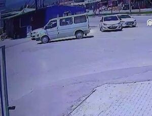 Hatay’da El Freni Çekilmeyen Otomobil Belediye Otobüsüne Çarptı