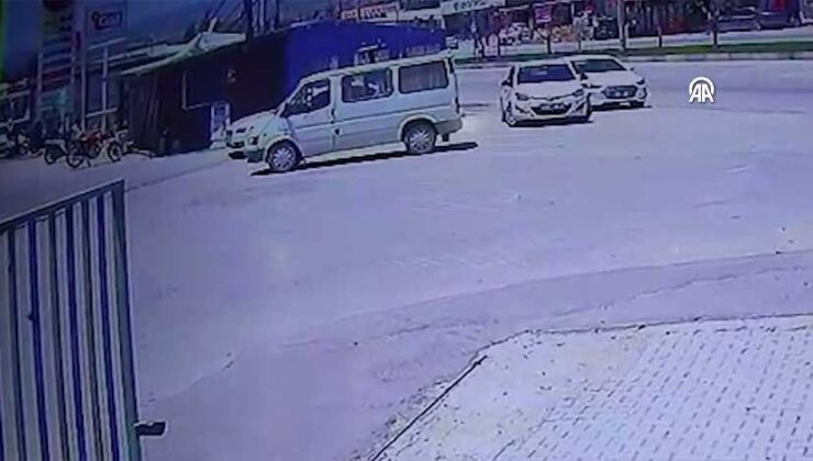Hatay’da El Freni Çekilmeyen Otomobil Belediye Otobüsüne Çarptı
