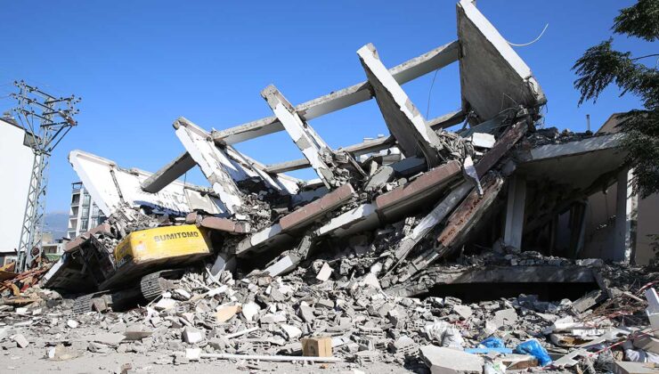 Arsuz’da Bina Yıkımı Faciası: Enkaz Operatörün Üzerine Çöktü