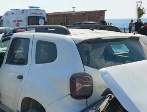 Arsuz’da Zincirleme Kaza: 5 Otomobil Çarpıştı, 1 Kişi Yaralandı