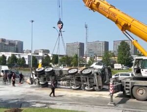 Bahçelievler’de kontrolden çıkan beton mikseri yola devrildi
