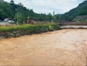 Trabzon’da Sağanak Yağış Hayatı Olumsuz Etkiledi: Kayıp Vatandaş Aranıyor