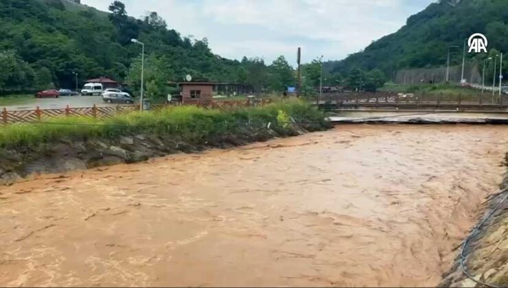 Trabzon’da Sağanak Yağış Hayatı Olumsuz Etkiledi: Kayıp Vatandaş Aranıyor