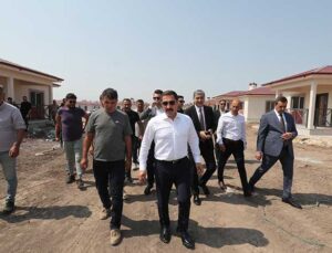 Vali Masatlı, Reyhanlı’da Yapımı Devam Eden Köy Evlerini İnceledi
