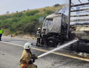 Erzin’de Seyir Halindeki Tırda Yangın Çıktı, İtfaiye Müdahale Etti