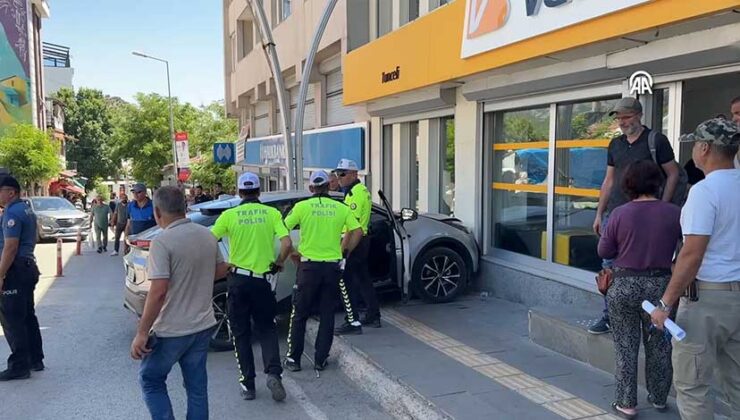 Tunceli’de Banka Önünde Oturan Güvenlik Görevlisine Araç Çarptı!