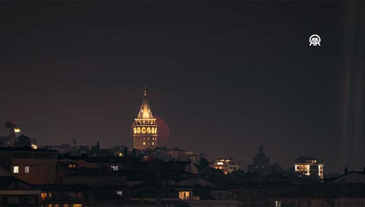 İstanbul’da Dolunay ve Galata Kulesi Muhteşem Görüntü Oluşturdu
