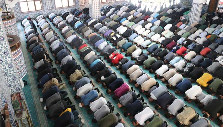 Adana, Mersin, Hatay ve Osmaniye’de Bayram Namazı Coşkusu Yaşandı