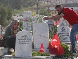 Hatay’da Bayramın İlk Günü Narlıca Deprem Mezarlığı Ziyaret Edildi