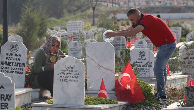 Hatay’da Bayramın İlk Günü Narlıca Deprem Mezarlığı Ziyaret Edildi