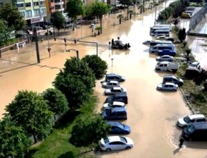 Trabzon Ortahisar’da Sağanak Yağış Etkili Oldu: Ev ve İş Yerlerini Su Bastı