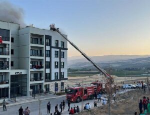 Kırıkhan’da Apartman Çatısında Yangın Paniği