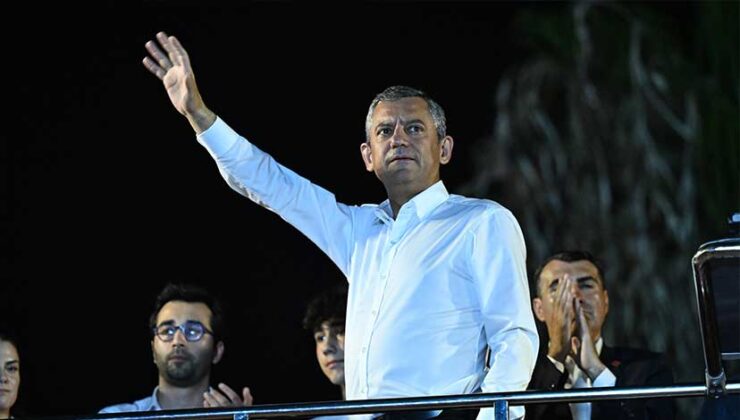 Özgür Özel Adana’da Konuştu: “CHP Babaevidir, Tapusu Atatürk’e Aittir”