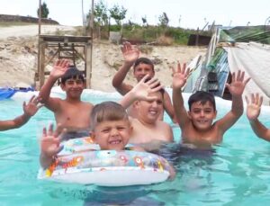 Öğretmen Berhan’ın “köy havuzu” çocukların yaz neşesi oldu
