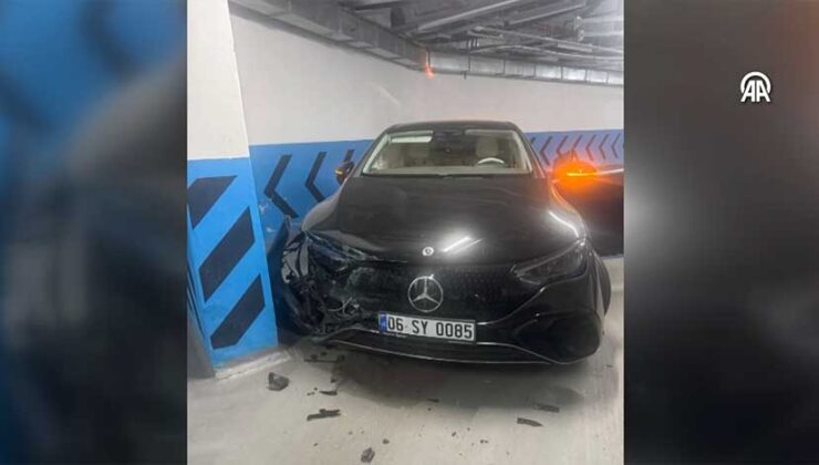 Çeşme’de valenin duvara çarptığı lüks otomobil kullanılamaz hale geldi