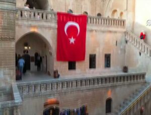 Midyat “Terörsüz Türkiye” İçin Kırmızı Beyaza Büründü