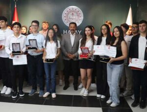 Hatay’da LGS ve YKS Başarısına Ödül: Öğrencilere Burs ve Plaket Desteği