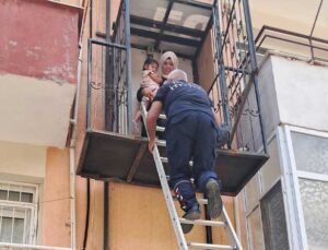 Samandağ’da Asansörde Mahsur Kalan Anne ve Kızı İtfaiye Tarafından Kurtarıldı