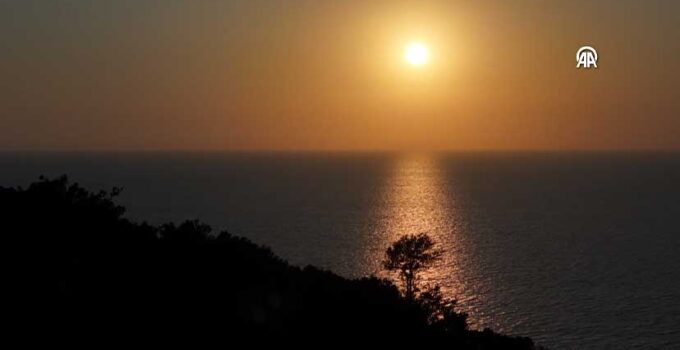 Yayladağı’nda Bulut Denizi Güzelliği: Karamağara Büyülüyor