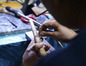 Hatay’da Depremzede Zanaatkar, Tarihi Külliyede Umudunu Takıya Dönüştürüyor