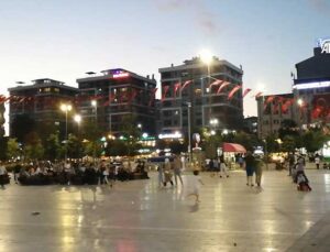 İstanbul’da “Terörsüz Türkiye”ye Bayraklı Destek: Sokaklar Ay Yıldızla Donatıldı