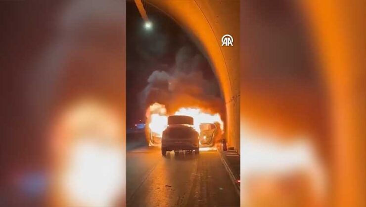 Pendik’te Seyir Halindeki Otomobil Alev Aldı: Araç Kullanılamaz Hale Geldi