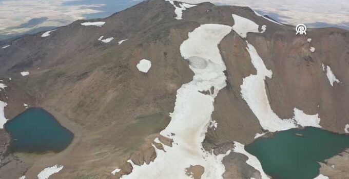 Süphan Dağı’nın Saklı Krater Gölleri Dağcıları Büyülüyor