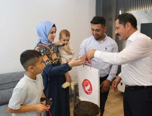 Hatay’da Yeni Umut: Depremzede Aile Yeni Yuvaya Kavuştu, Vali Ziyaret Etti