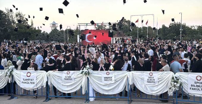Hatay Mustafa Kemal Üniversitesinde Mezuniyet Coşkusu: 1290 Öğrenci Kep Attı
