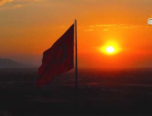 Karaman’da Gün Batımında Dalgalanan Türk Bayrağı Duygulandırdı
