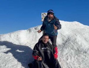 Iğdırlı Berber, Ağrı Dağı’nın Zirvesinde Müşterisini Tıraş Etti