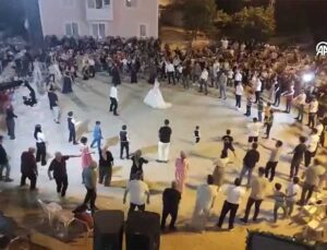 Burdur’da Köy Düğününde Gelin ve Damada Zeybekli Kutlama