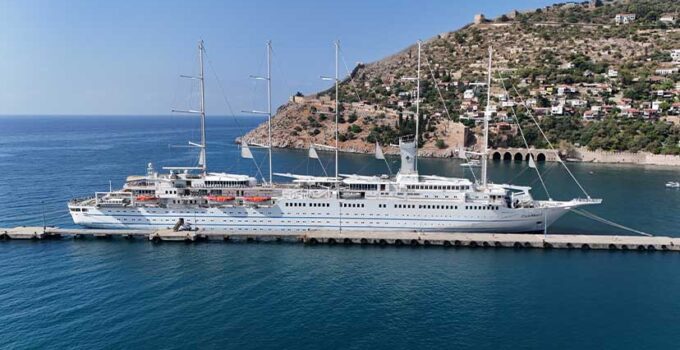 Dünyanın En Büyük Yelkenli Yolcu Gemilerinden “Club Med 2” Alanya’ya Demirledi
