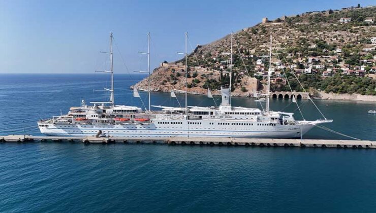 Dünyanın En Büyük Yelkenli Yolcu Gemilerinden “Club Med 2” Alanya’ya Demirledi
