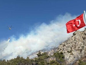 Antakya’da çıkan orman yangınına havadan ve karadan müdahale ediliyor