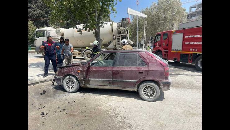 Park Halindeki Otomobil Alev Aldı: Beton Mikseri Müdahale Etti