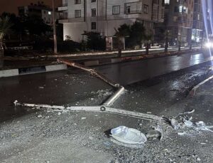 Dörtyol’da Çekici Aydınlatma Direğine Çarptı: Cadde Trafiğe Kapandı