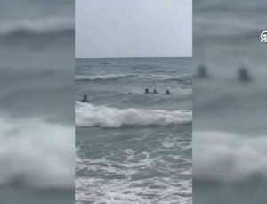 Samandağ’da Denizde Boğulma Tehlikesi: 2 Genç Kız Son Anda Kurtarıldı